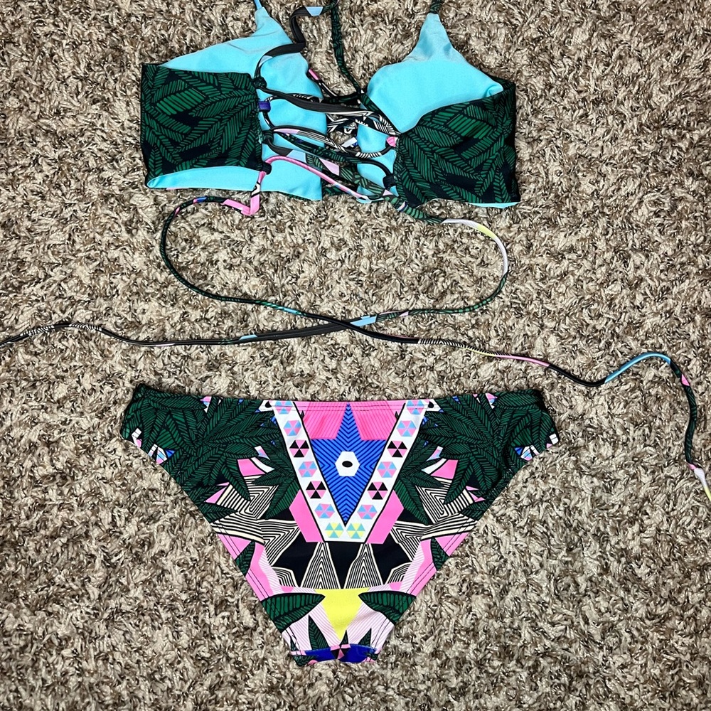 Bikini - Picture 2 of 7